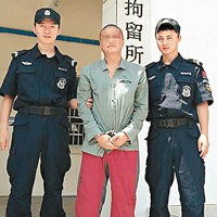 閆男（中）被行政拘留十五日。