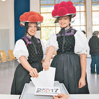 弗賴堡有選民穿上傳統服飾投票。