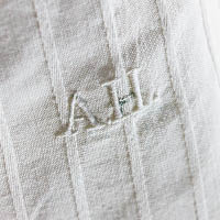 孖煙囱上繡有「AH」兩個字母。