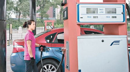 聯合國實施制裁後，北韓汽油價格急升。圖為平壤加油站。（資料圖片）