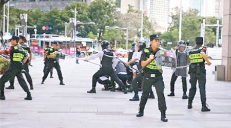 深圳市公安局組織保安人員進行應急處理演習。（互聯網圖片）