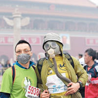 2014年10月19日，民眾戴防毒面具，諷刺北京空污嚴重。