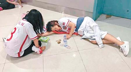 兩名天津權健隊的女球迷被打至倒地。（互聯網圖片）