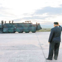 消息指北韓移走多枚導彈，去向未明。圖右為金正恩。（資料圖片）