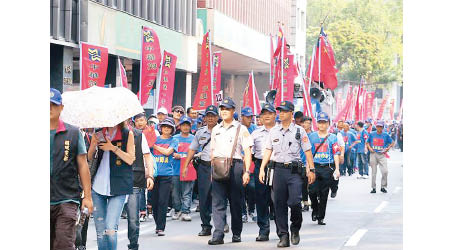 統促黨組織多人上街遊行，警方到場戒備。（中時電子報圖片）