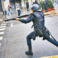 防暴警察向群眾發射橡膠子彈。（美聯社圖片）