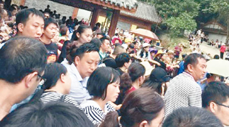 大批遊客滯留貴州小七孔景區內。（互聯網圖片）