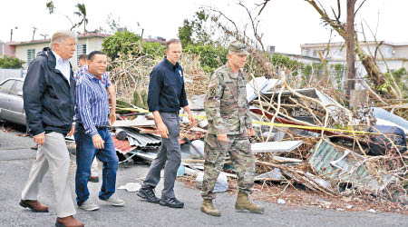 特朗普（左）到波多黎各視察風災災情時多次失言。（美聯社圖片）