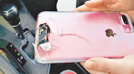 玫瑰金色的iPhone背面保護膠殼及機身金屬殼均被打破，見到內部機件。