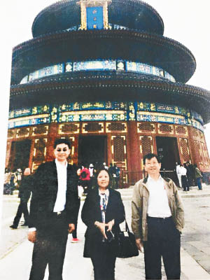 林璨（右）與吳千住（中）在北京天壇前合照。（互聯網圖片）