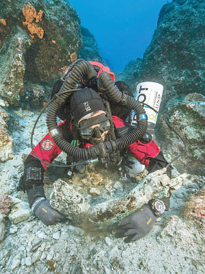 考古潛水員找到結構完整的雕像手臂。（美聯社圖片）