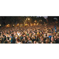 大批支持加泰獨立的民眾在戶外聚集，等待普伊格登莫尼特的演說。（美聯社圖片）