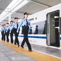 鄭州鐵路公安六名女警組成護乘隊，在往北京的高鐵列車上執勤。（互聯網圖片）