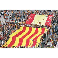 民眾拉起西班牙及加泰的旗幟遊行。（美聯社圖片）