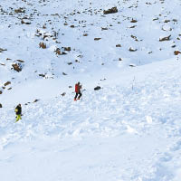 搜救人員到雪崩現場尋找珀金斯。（美聯社圖片）