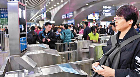 廣州有火車站已開始試用人臉識別入閘。（資料圖片）