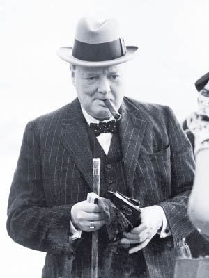 邱吉爾當年叼着雪茄的形象至今仍然深入民心。（美聯社黑白圖片）