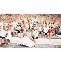 倫恩夫婦帶同家人及親友，在羅茲島拍婚紗照。