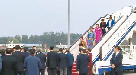 內蒙古十九大代表團抵達北京機場。（互聯網圖片）
