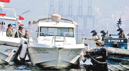粵港兩地執法人員展開海上反偷渡演練。（互聯網圖片）