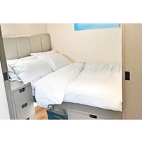 睡房能容納標準尺寸的睡床。