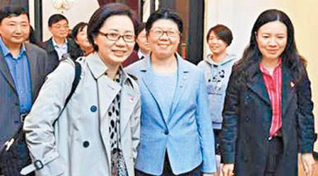 上海的十九大黨代表乘「復興號」高鐵出發赴京。