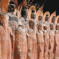 部分佛龕除受嚴重風化，亦遭人為破壞。