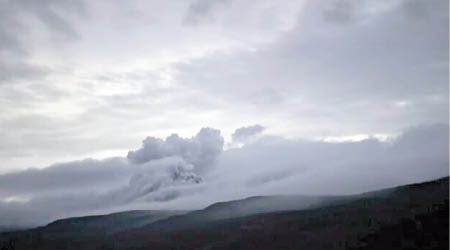 新燃岳火山繼續噴發。（電視畫面）