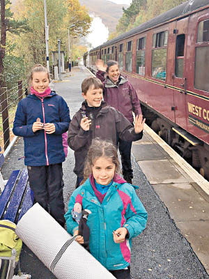 克盧特的孩子見到火車後雀躍萬分。（互聯網圖片）