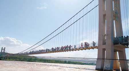 3D玻璃橋橫跨黃河兩岸。（互聯網圖片）