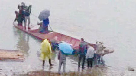 村民自備工具在水庫划船搜救。（互聯網圖片）