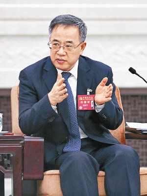 中共政治局委員、廣東省委書記胡春華參加廣東代表團討論。（中新社圖片）