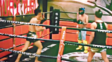 兩名小偷在擂台上與拳館教練（圖左）比試，拳館教練對兩名小偷毫不留情。（互聯網圖片）