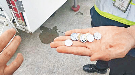 上海一名八旬老婦向南航客機引擎丟擲硬幣。