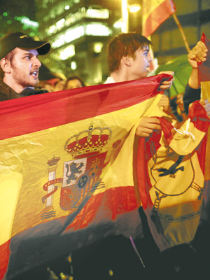 巴塞隆拿有民眾上街支持西班牙統一。（美聯社圖片）