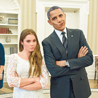 瑪朗妮（左）曾與時任總統奧巴馬一起擺出其招牌的「不爽」表情。