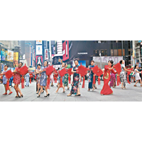 曾經有穿旗袍的女子在美國紐約時代廣場舉行「快閃」秀。（資料圖片）