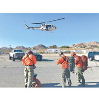 救援人員出動直升機找尋失蹤情侶。（互聯網圖片）