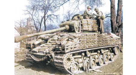 美國陸軍第三軍的第十一裝甲師的M4雪曼戰車駛進德國。（互聯網圖片）