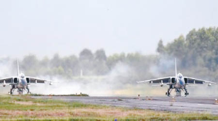 綽號「飛豹」的殲轟7戰機參與演練。（互聯網圖片）