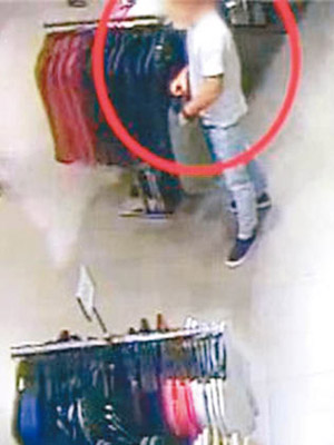 賊人到南京一間商城偷衣服。（互聯網圖片）