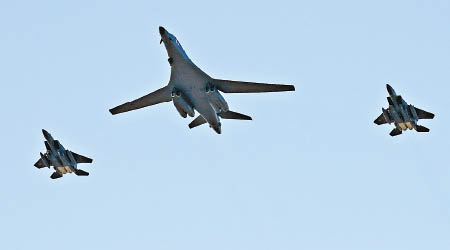 B-1B（中）飛越首爾國際航空航天展覽會。（美聯社圖片）