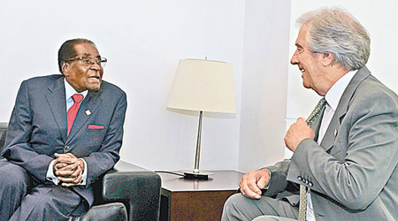 世衞任命穆加貝（左）為親善大使引起爭議。