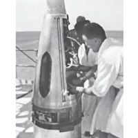研究中心人員將費莉切特帶到探空火箭。
