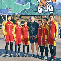 當年北京奧運，小布殊（中）曾和單車手們一起踩單車。