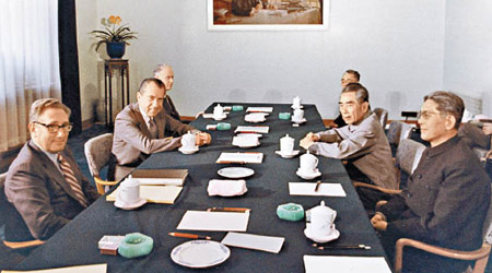 一九七二年中美簽訂《上海公報》。