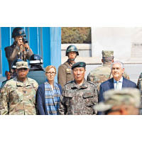 特朗普或不會踏足南北韓非軍事區，圖為蒂勒森（右）早前到非軍事區視察。