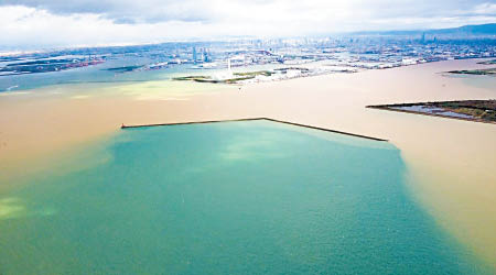 大阪灣水面呈現奇異的棕綠雙色。（互聯網圖片）