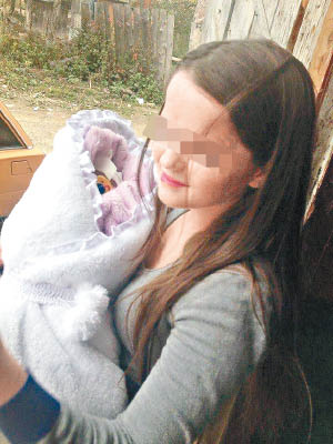 十二歲的丹娘遭性侵後誕下女嬰。（互聯網圖片）