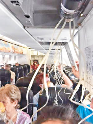 乘客帶上氧氣罩。（資料圖片）